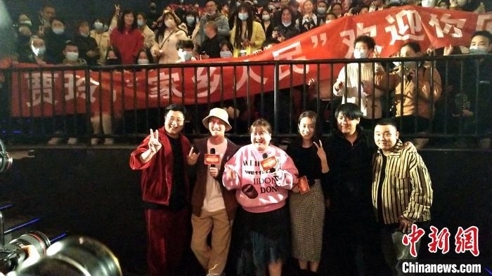 賈玲攜主創(chuàng)團隊在襄陽舉辦影迷見面會 胡傳林 攝