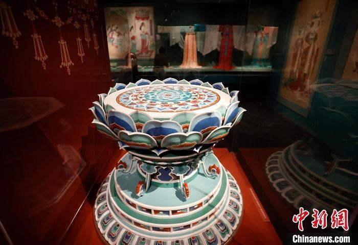 展覽現(xiàn)場(chǎng)仿自第9窟壁畫上的須彌座 杜洋 攝