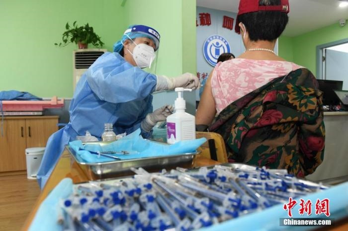 資料圖：市民來到醫(yī)院接種新冠疫苗。 楊華峰 攝