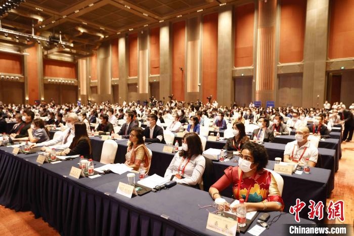 500余名專家學(xué)者、嘉賓代表以線上線下方式參加開(kāi)幕式?！∈⒓样i 攝