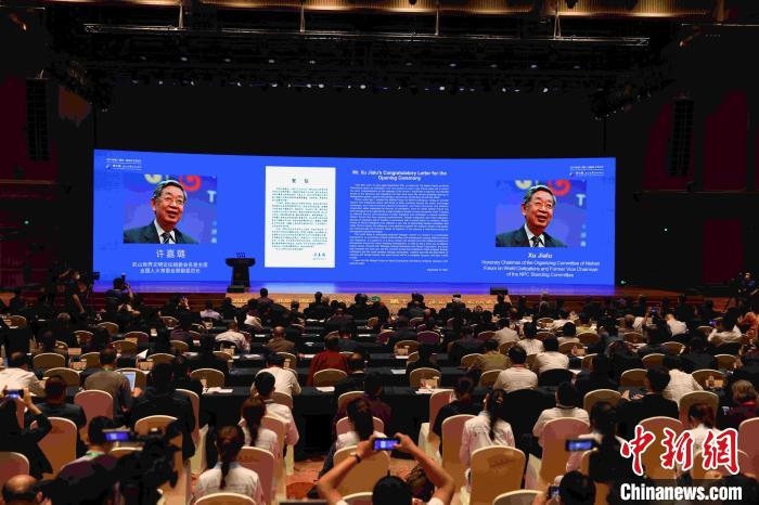 第九屆、第十屆全國(guó)人大常委會(huì)副委員長(zhǎng)許嘉璐向大會(huì)發(fā)來(lái)賀信。　盛佳鵬 攝
