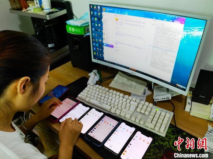 圖為網(wǎng)絡(luò)客服為網(wǎng)上“專車座套”客戶答疑釋惑?！巫雍?攝