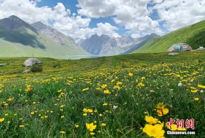 位于青海省果洛藏族自治州久治縣的年保玉則意為“神圣不可侵犯的地方”，山形如蓮花，總面積3469平方公里，保存有冰蝕地貌、冰磧地貌、現(xiàn)代冰川等地質(zhì)遺跡，有“天神后花園”之稱。
<a target='_blank' href='http://www.chinanews.com/'>中新社</a>記者 孫睿 攝