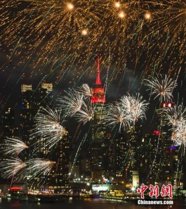 　　2018年，中國駐紐約總領(lǐng)事館前的哈德遜河上空燃放起焰火，慶祝中國狗年春節(jié)。