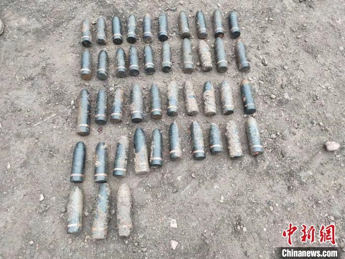 圖為發(fā)現(xiàn)的遺留炮彈?！√厝崭駱?lè) 攝