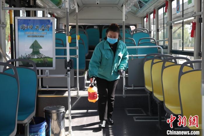 工作人員正在對公交車進行消殺。　于晶 攝