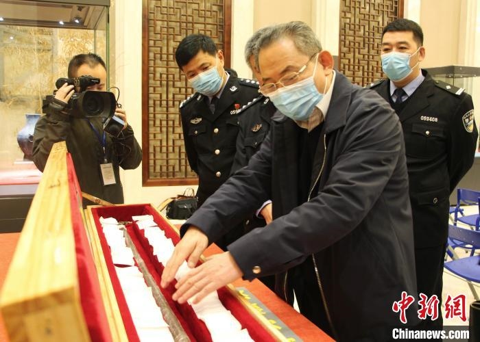 山東博物館館長鄭同修介紹涉案文物龍首錯銀木柲銅杖?！≮w曉 攝