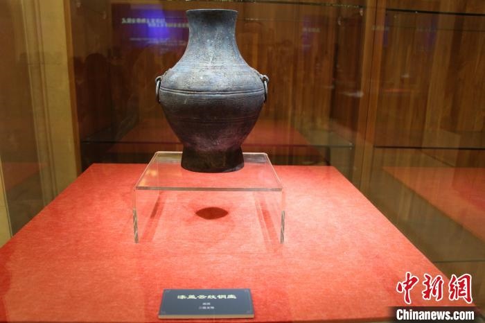 二級文物戰(zhàn)國時期漆蓋云紋銅壺。　趙曉 攝