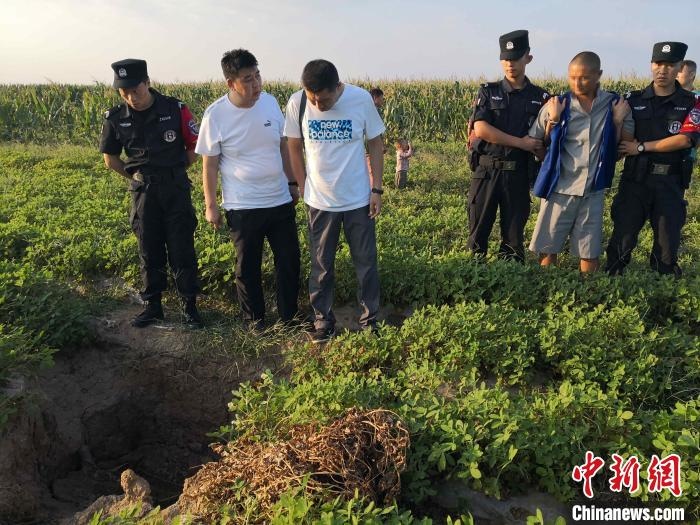 資料圖：犯罪嫌疑人辨認(rèn)作案現(xiàn)場?！〖蜗榭h公安局供圖