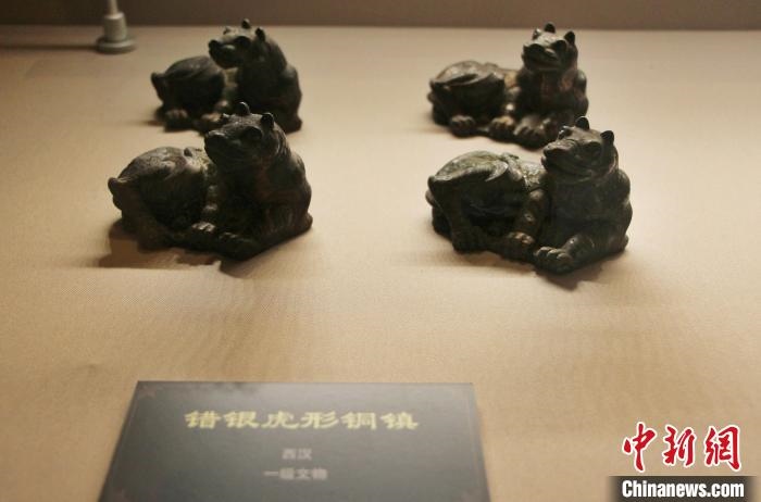 一級文物錯銀虎形銅鎮(zhèn)?！≮w曉 攝
