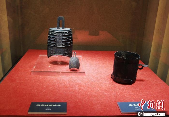 二級文物西漢鳳鳥紋銅編鐘、漆蓋銅卮。　趙曉 攝