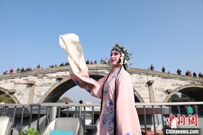 2019京杭對話的大運河京杭雅集活動中，浙江昆劇團(tuán)國家一級演員楊崑在中國大運河(杭州段)上進(jìn)行表演?！⌒燔?攝 攝