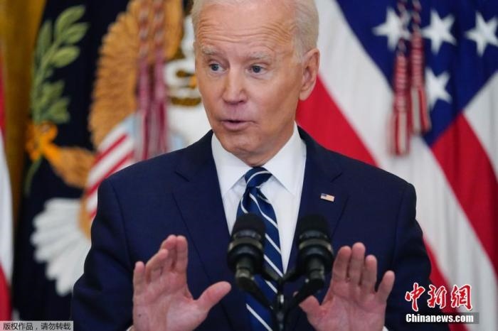 當(dāng)?shù)貢r(shí)間3月25日，美國(guó)總統(tǒng)拜登舉行了上任60多天來(lái)的首場(chǎng)正式新聞?dòng)浾邥?huì)，回答了邊境危機(jī)、控槍、基建計(jì)劃等熱點(diǎn)問(wèn)題。