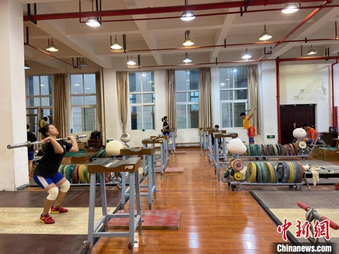 石智勇的師弟師妹們訓(xùn)練場(chǎng)景?！×植?攝