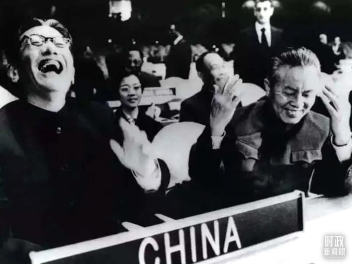 △1971年11月15日，以外交部副部長(zhǎng)喬冠華(左一)為團(tuán)長(zhǎng)、黃華(右一)為副團(tuán)長(zhǎng)的中國(guó)代表團(tuán)，首次出現(xiàn)在聯(lián)合國(guó)大會(huì)上。(資料圖)