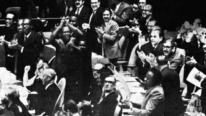 △第2758號(hào)決議通過(guò)后，現(xiàn)場(chǎng)爆發(fā)出熱烈歡呼聲。(資料圖)