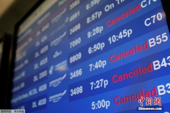 水管破裂造成第四航站樓的多家航班延誤或取消。圖為航站樓內(nèi)的電子公告牌顯示航班信息。