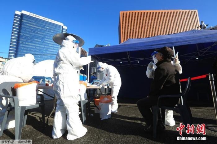 資料圖：韓國首爾，醫(yī)務人員對市民進行新冠病毒檢測。