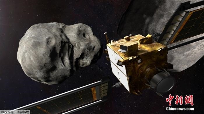 當(dāng)?shù)貢r(shí)間11月4日，法新社公布了兩張來自美國(guó)宇航局的太空效果圖，畫面顯示一艘宇宙飛船從小行星后面進(jìn)行撞擊。據(jù)悉，美國(guó)宇航局計(jì)劃讓一艘以每小時(shí)24000公里的速度飛行的宇宙飛船撞上一顆小行星以進(jìn)行“行星防御”測(cè)試，雖然地球尚且沒有面臨如此緊迫的危險(xiǎn)。