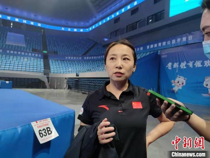 中國滑冰協(xié)會主席、前中國短道速滑隊主教練李琰表示，”冰雪惠民計劃“能推動更多人上冰 郝凌宇 攝