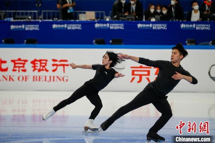 圖為隋文靜、韓聰在測(cè)試賽期間進(jìn)行官方訓(xùn)練 王洋 攝