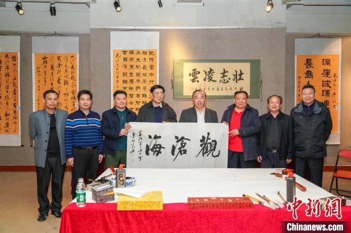 圖為百名將軍書畫展活動現(xiàn)場?！∷涡憬?攝 攝