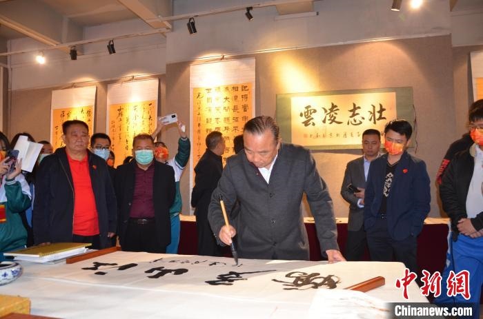 圖為“鐵軍老戰(zhàn)士”、著名書法家、解放軍報原副總編輯連俊義少將現(xiàn)場揮毫?！☆佇玛?攝 攝