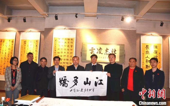 圖為百名將軍書畫展活動現(xiàn)場?！☆佇玛?攝 攝