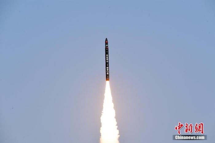 北京時間2021年12月7日12時12分，谷神星一號遙二運載火箭在中國酒泉衛(wèi)星發(fā)射中心成功發(fā)射升空，將搭載的天津大學(xué)一號、麗澤一號、寶醞號、金紫荊五號、金紫荊一號03星等5顆小衛(wèi)星順利送入預(yù)定軌道，發(fā)射任務(wù)獲得圓滿成功。汪江波 攝