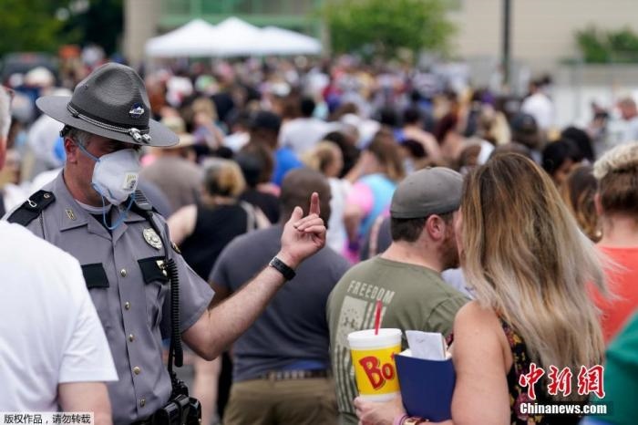 當(dāng)?shù)貢r間6月17日，美國肯塔基州國會大樓外，上千名在疫情期間失業(yè)的美國民眾在此排隊等候進(jìn)入大樓。據(jù)悉肯塔基州在疫情期間開設(shè)了臨時失業(yè)辦公室。