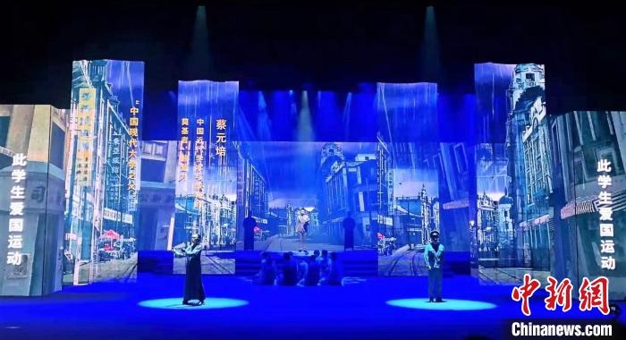 圖為“百年風(fēng)華”大型音樂史詩劇現(xiàn)場?！⒑ｌ` 攝