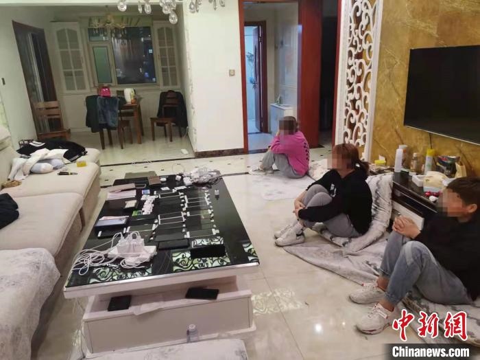 資料圖為果洛藏族自治州公安民警抓獲的犯罪嫌疑人?！‖斍呖h公安局供圖