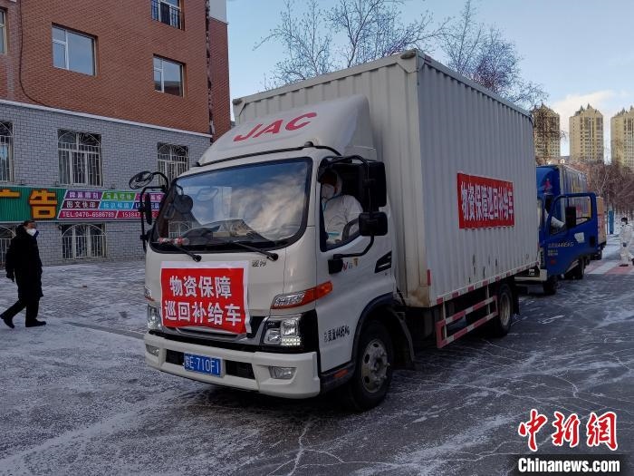 圖為滿洲里物資保障巡回補(bǔ)給車隊(duì)配貨現(xiàn)場(chǎng)?！∏靥饌?攝