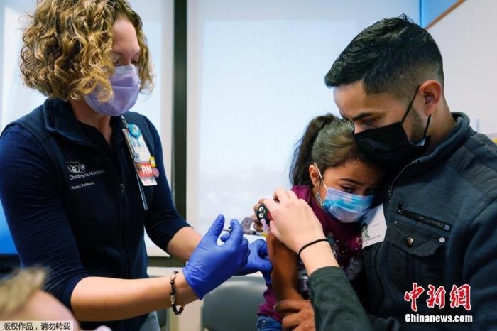 資料圖：當(dāng)?shù)貢r間11月3日，美國華盛頓，國立兒童醫(yī)院為孩子接種疫苗。美國新冠疫苗接種進入了一個新階段，數(shù)百萬名小學(xué)生現(xiàn)在可以接種疫苗。