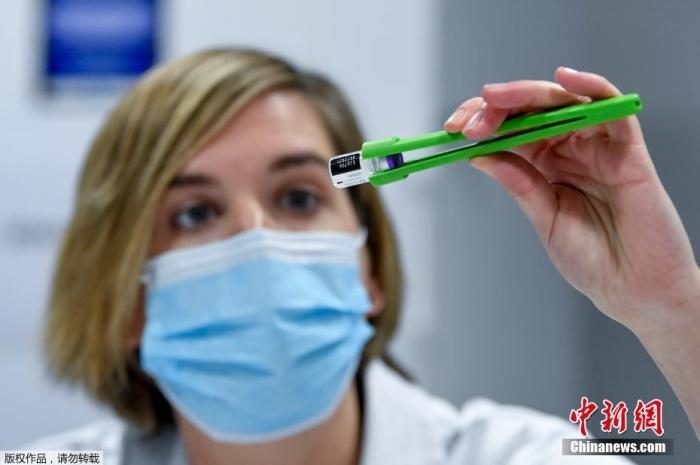 資料圖：比利時醫(yī)護(hù)人員正在準(zhǔn)備新冠疫苗接種工作。