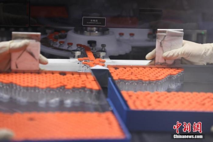 資料圖：北京科興中維生物技術(shù)有限公司生產(chǎn)線上的疫苗。 <a target='_blank' href='/'>中新社</a>記者 蔣啟明 攝 　