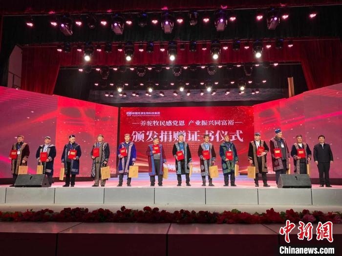 阿勒泰地區(qū)牧民靠企業(yè)的幫扶走上了致富道路?！」o琨 攝