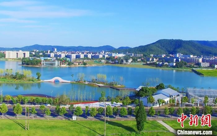 后湖藝術(shù)園?！√菩∏?攝