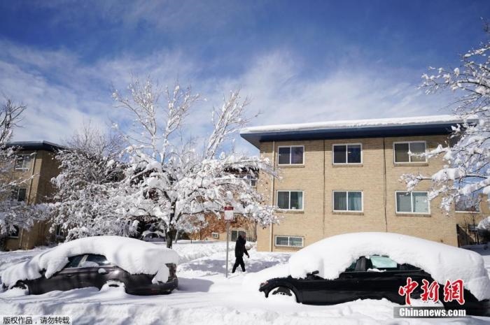 資料圖：當(dāng)?shù)貢r(shí)間2021年3月15日，美國科羅拉多州丹佛，當(dāng)?shù)赜瓉韽?qiáng)暴風(fēng)雪天氣，城市被積雪覆蓋。