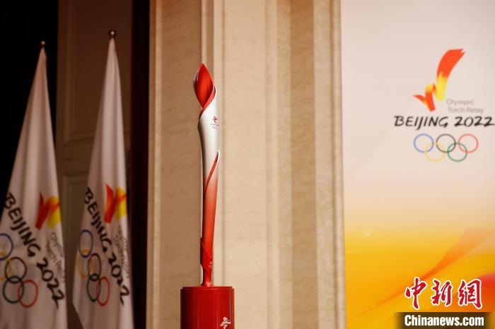 展示的北京冬奧會火炬?！〗x 攝