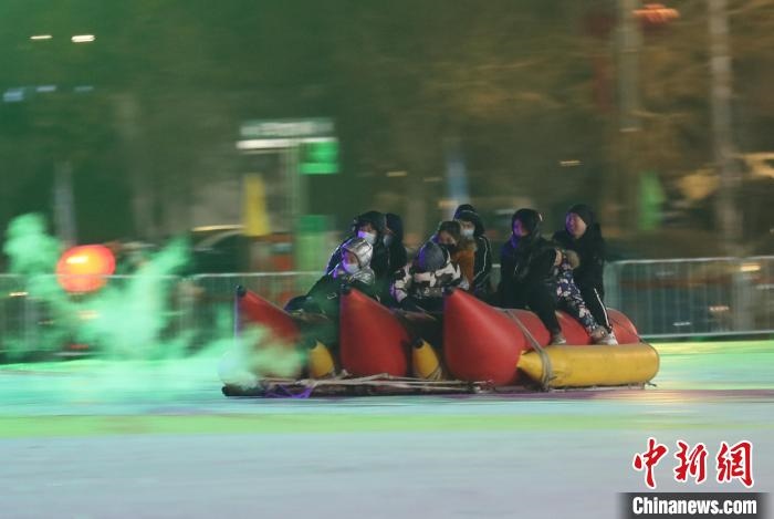 民眾沉醉在冰上香蕉船的快樂中?！∮诤Ｑ?攝