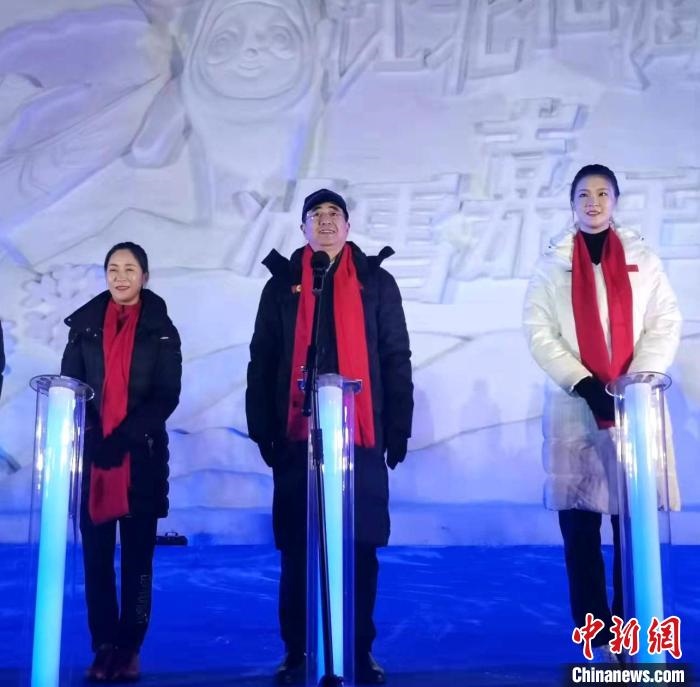 前女排國家隊隊長奧運冠軍惠若琪(右一)，中國女子田徑競走奧運冠軍王麗萍(左一)助陣當晚活動?！≮w桂華 攝