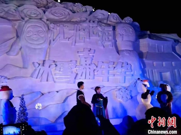 活動現(xiàn)場表演的《冰雪奇緣》很受歡迎。　趙桂華 攝