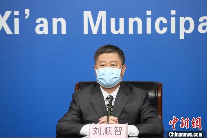 圖為西安市衛(wèi)生健康委主任劉順智6日在新聞發(fā)布會上?！∥靼彩姓﹫D