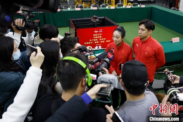 1月5日晚，全力沖刺北京冬奧學習座談會在北京舉行。座談會后，中國花樣滑冰雙人滑組合隋文靜、韓聰接受記者采訪。 <a target='_blank' href='/'>中新社</a>記者 富田 攝