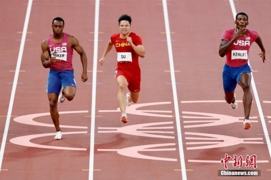資料圖：北京時(shí)間8月1日晚，在東京奧運(yùn)會(huì)男子百米決賽中，中國(guó)選手蘇炳添以9.98秒的成績(jī)獲得第六名，作為首位闖進(jìn)奧運(yùn)男子百米決賽的中國(guó)人，他再次創(chuàng)造了歷史。圖為蘇炳添在比賽中。<a target='_blank' href='/'>中新社</a>記者 富田 攝