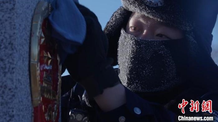 圖為恩和哈達(dá)邊境派出所的9名民警踏雪巡邊?！⒕S明 攝