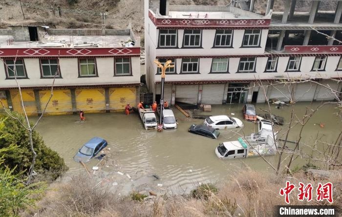 救援人員正在丹巴一處民房被淹處搜尋和轉(zhuǎn)移人員?！≈苡?攝