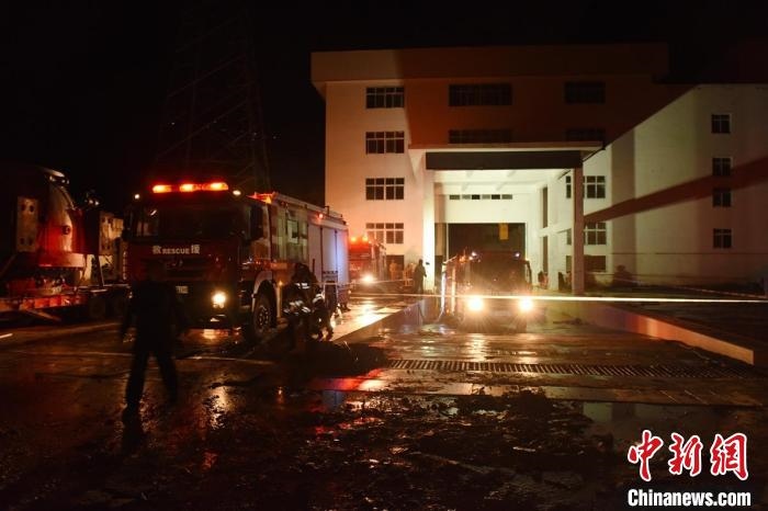 丹巴關(guān)州電站外多臺消防車輛正在開展排水作業(yè)?！≈苡?攝