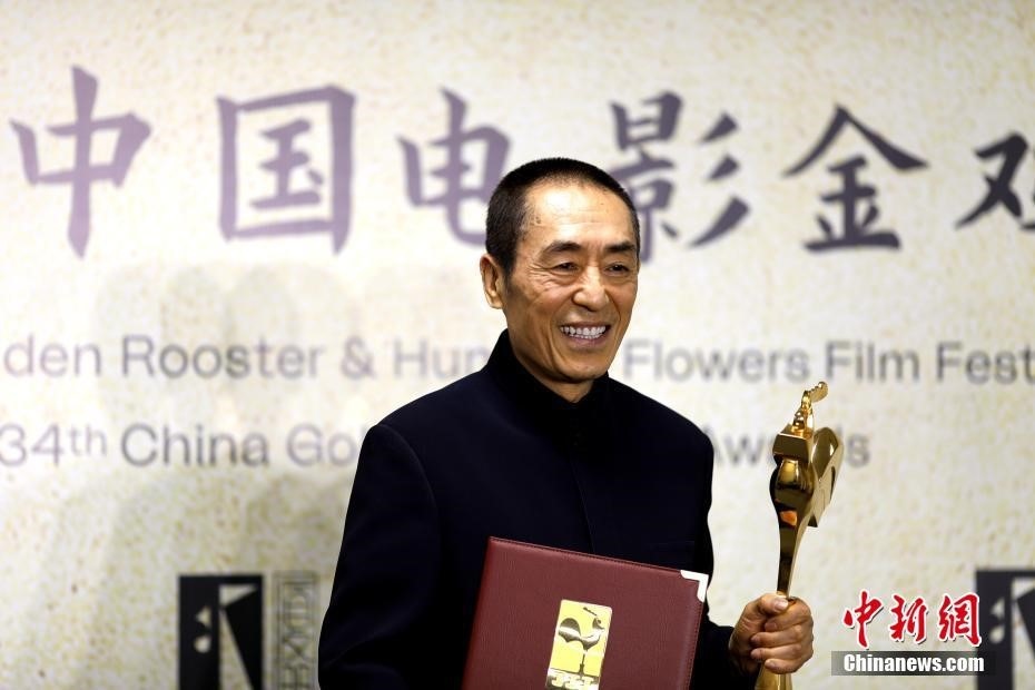 (資料圖：張藝謀以執(zhí)導(dǎo)《懸崖之上》榮膺最佳導(dǎo)演獎(jiǎng)。 <a target='_blank' href='/'>中新社</a>記者 呂明 攝)